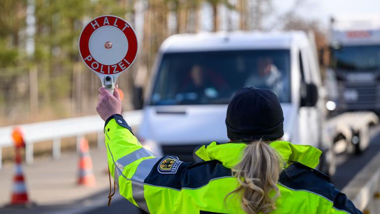 Eine Beamtin der Bundespolizei stoppt bei der Eireisekontrolle am deutsch-polnischen Autobahngrenzübergang A15 bei Forst ein Fahrzeug