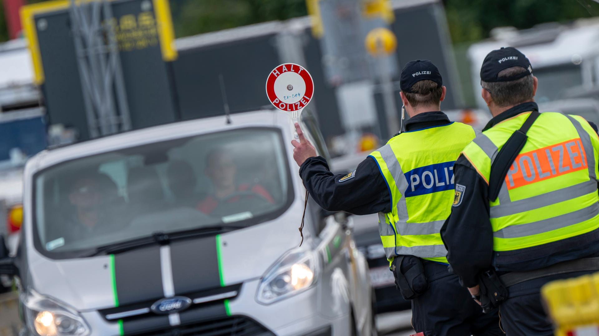 Symbolbild: Polizisten kontrollieren am Grenzübergang Kiefersfelden den aus Österreich kommenden Verkehr.