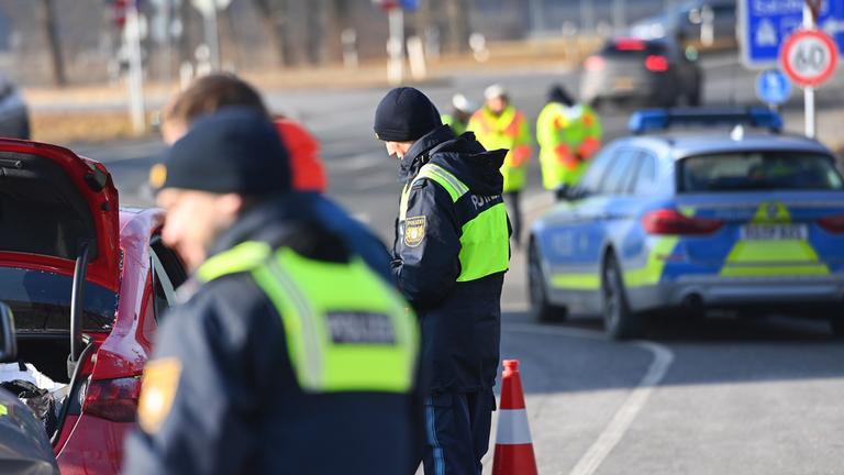 Grenzpolizisten überpruefen Fahrzeuge und deren Insassen, aufgenommen am 06.02.2025