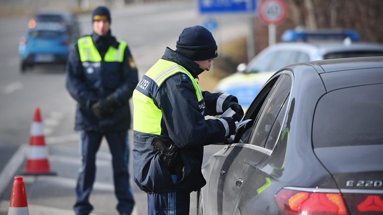 Grenzpolizisten überprüft die Papiere einer Person in einem PKW Grenzkontrolle der Bayerischen Grenzpolizei am Grenzübergang Oberaudorf, aufgenommen am 06.02.2025