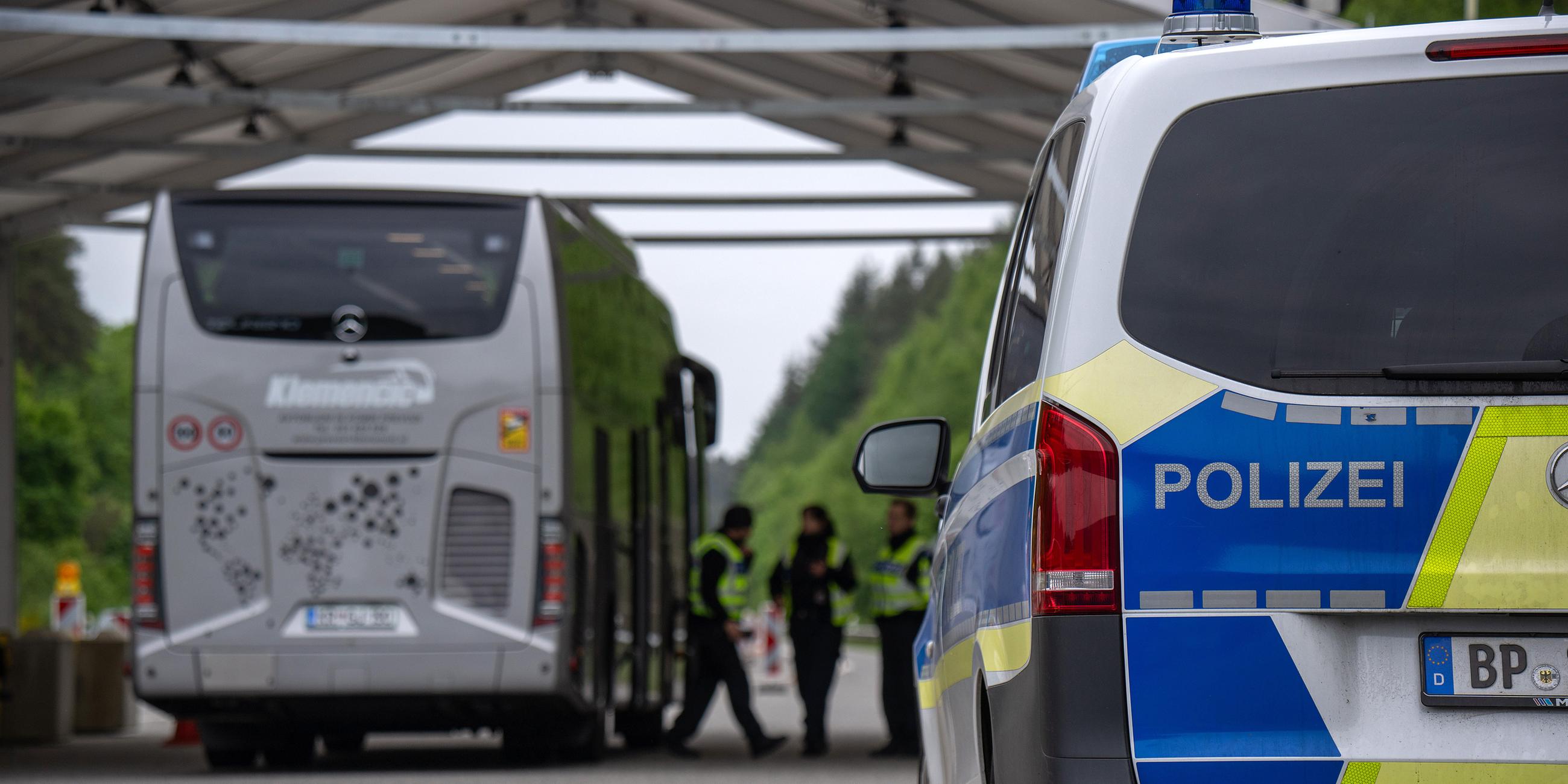 Polizisten kontrollieren an einer Kontrollstelle auf der A64 die Insassen eines Reisebusses, aufgenommen am 07.05.2025