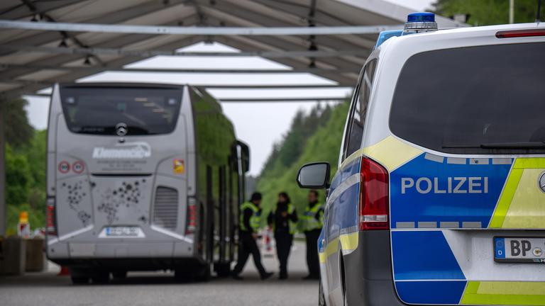 Polizisten kontrollieren an einer Kontrollstelle auf der A64 die Insassen eines Reisebusses, aufgenommen am 07.05.2025