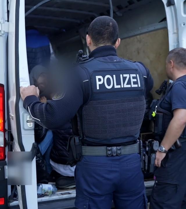 Polizisten kontrollieren Schleuserfahrzeug mit illegalen Einwanderern