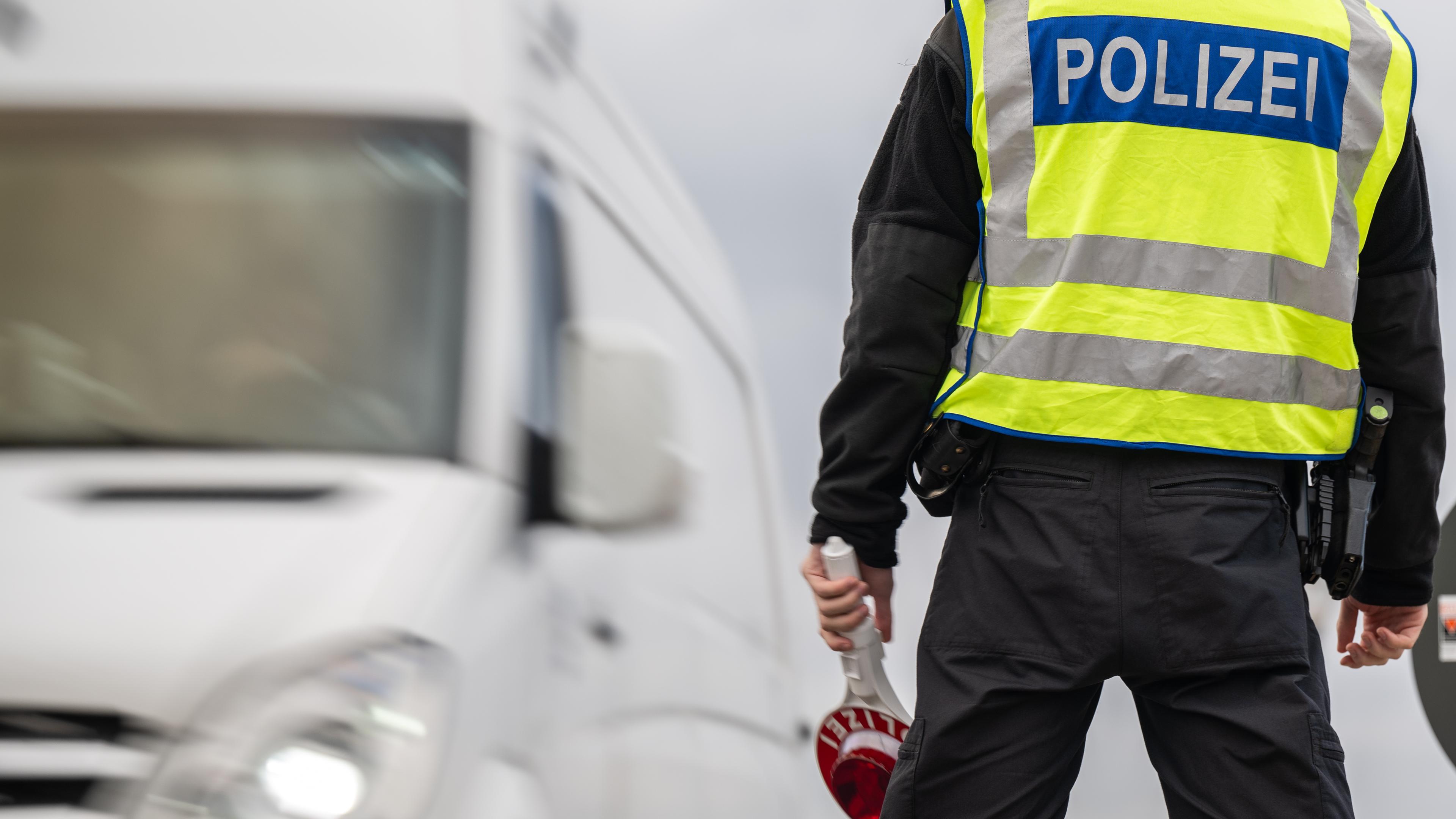 Bundespolizisten kontrollieren Einreisende an der Grenze