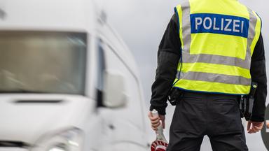 Bundespolizisten kontrollieren Einreisende an der Grenze