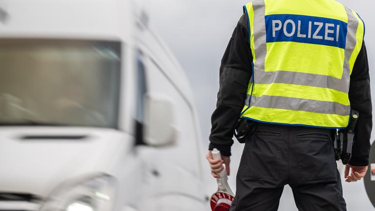 Bundespolizisten kontrollieren Einreisende an der Grenze