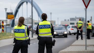 Brandenburg, Frankfurt (Oder): Polizisten stehen an der deutsch-polnischen Grenze. 