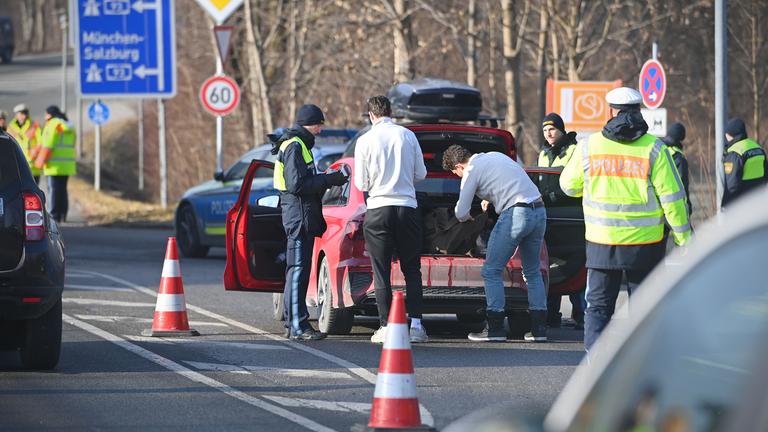 Grenzkontrolle der Bayerischen Grenzpolizei am Grenzübergang  Oberaudorf