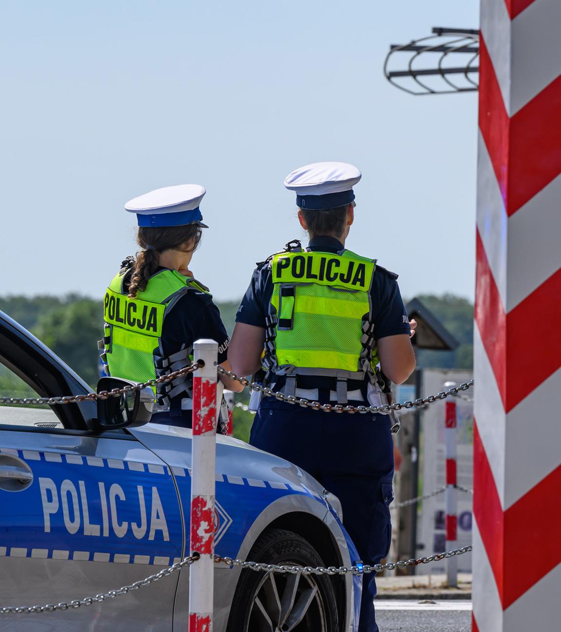 Polnische Polizisten stehen am 05.07.2025 an der deutsch-polnischen Grenze zwischen Frankfurt (Oder) und Slubice.