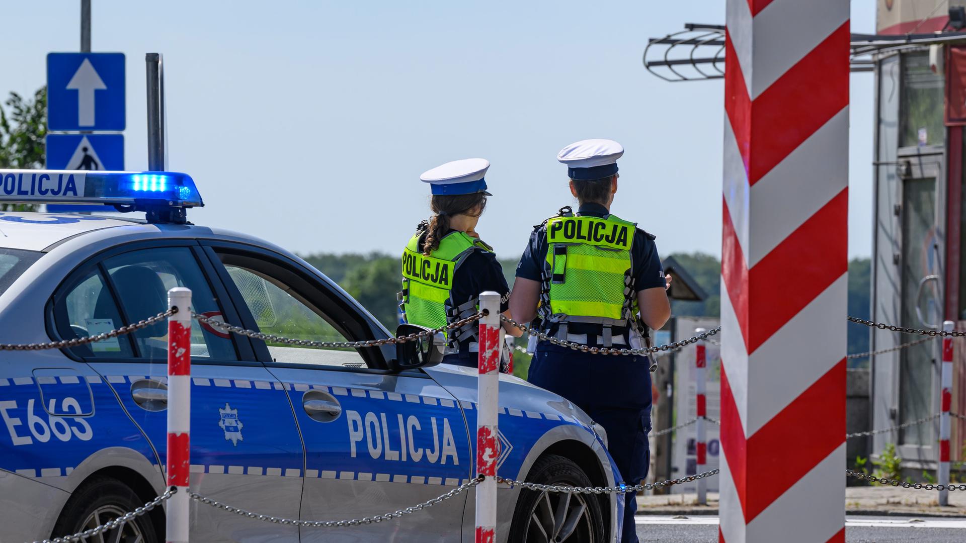 Polnische Polizisten stehen am 05.07.2025 an der deutsch-polnischen Grenze zwischen Frankfurt (Oder) und Slubice.