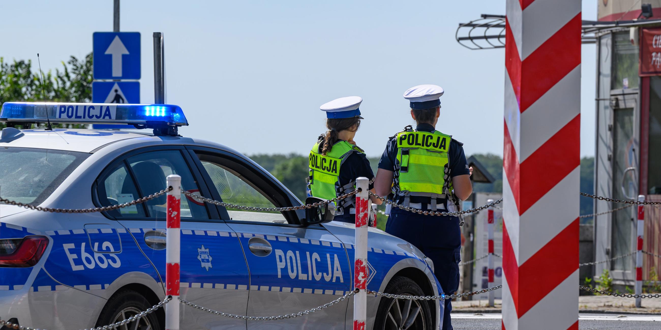 Polnische Polizisten stehen am 05.07.2025 an der deutsch-polnischen Grenze zwischen Frankfurt (Oder) und Slubice.