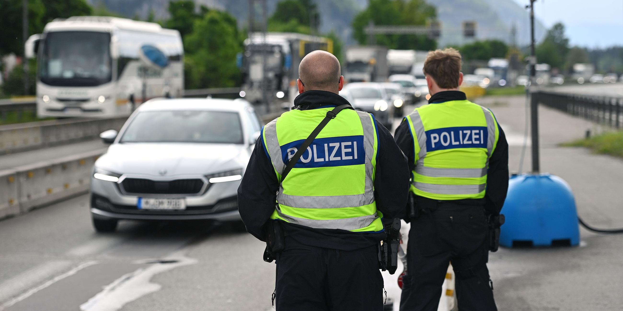 Zwei Grenzpolizisten an bei einer Grenzkontrolle am Grenzuebergang Kiefersfelden / Inntal Ost am 15.05.2025.