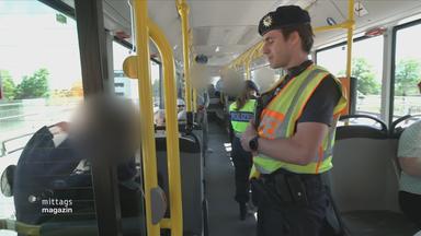 Beatmer kontrolliert Menschen in einem Bus
