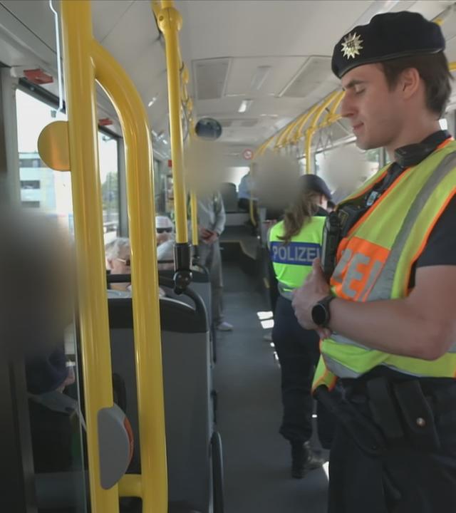 Beatmer kontrolliert Menschen in einem Bus