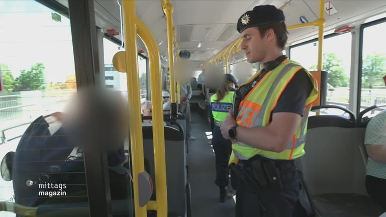 Beatmer kontrolliert Menschen in einem Bus