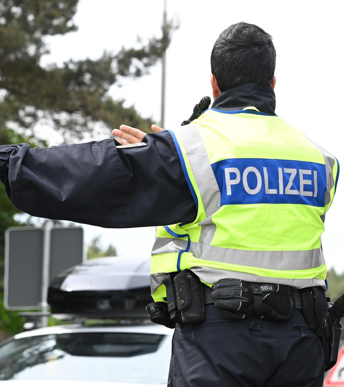 Beamte der Bundespolizei kontrollieren am 24.05.2025 am Grenzübergang zu den Niederlande den Einreise-Verkehr. Auf Weisung des Bundesinnenministers hat auch die Bundespolizeiinspektion Bad Bentheim die Grenzkontrollen verstärkt.
