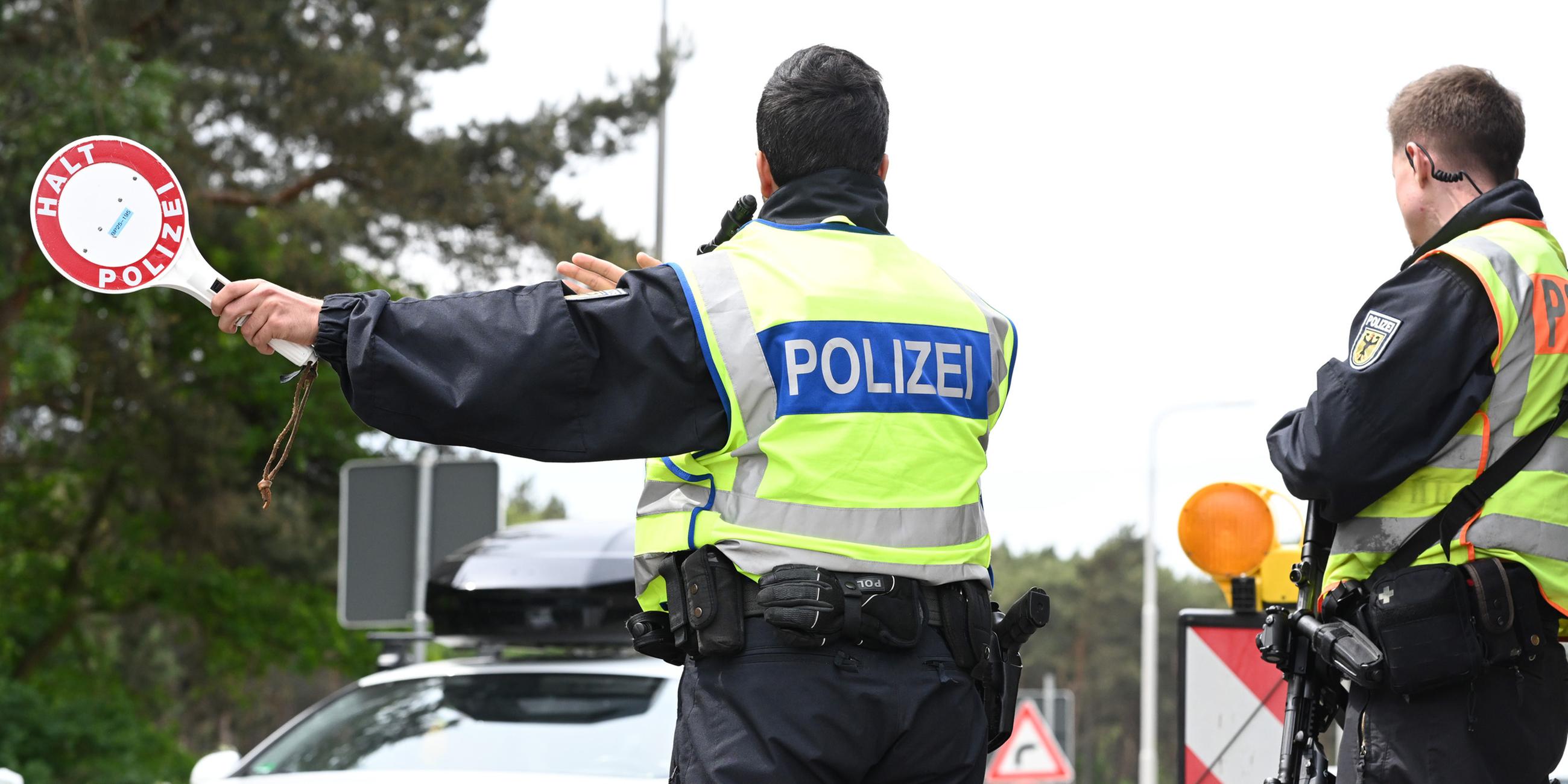 Beamte der Bundespolizei kontrollieren am 24.05.2025 am Grenzübergang zu den Niederlande den Einreise-Verkehr. Auf Weisung des Bundesinnenministers hat auch die Bundespolizeiinspektion Bad Bentheim die Grenzkontrollen verstärkt.