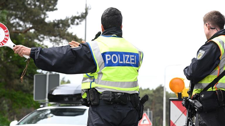 Beamte der Bundespolizei kontrollieren am 24.05.2025 am Grenzübergang zu den Niederlande den Einreise-Verkehr. Auf Weisung des Bundesinnenministers hat auch die Bundespolizeiinspektion Bad Bentheim die Grenzkontrollen verstärkt.