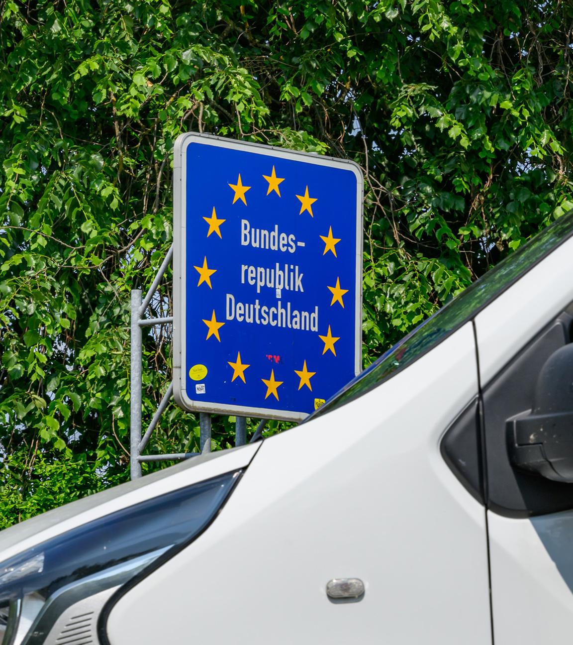  Ein Beamter der Bundespolizei hat den Fahrer eines Kleintransporters bei der Einreise am deutsch-polnischen Grenzübergang von Küstrin-Kietz gestoppt.
