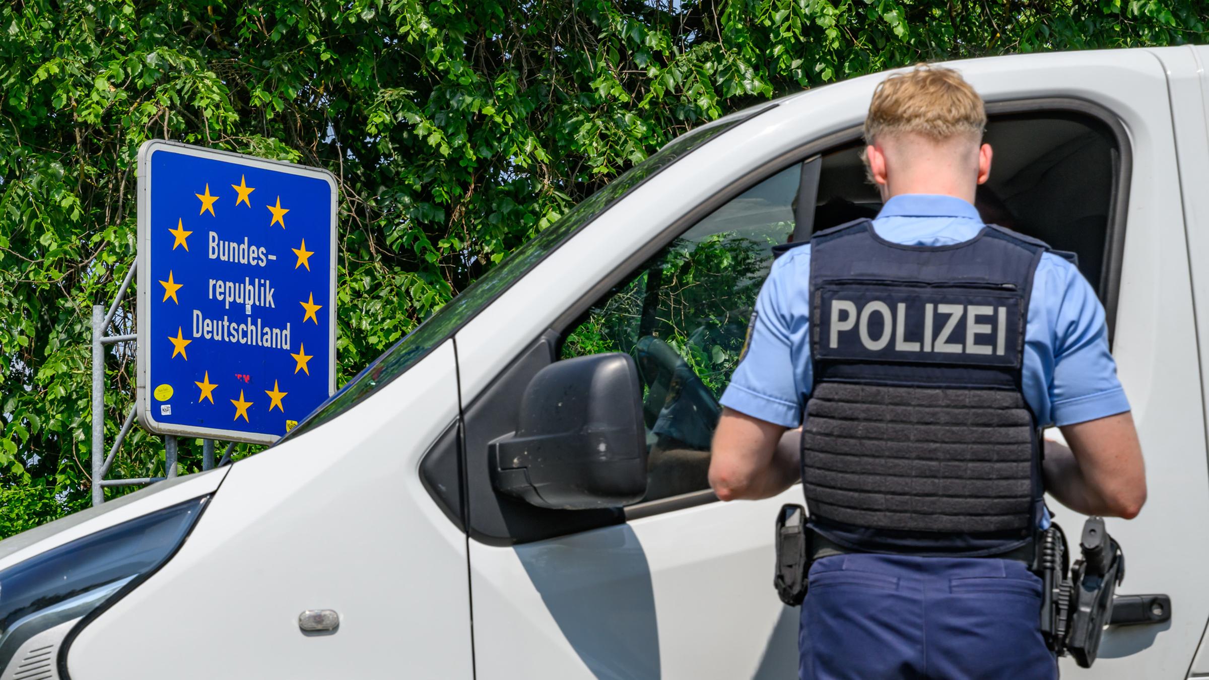  Ein Beamter der Bundespolizei hat den Fahrer eines Kleintransporters bei der Einreise am deutsch-polnischen Grenzübergang von Küstrin-Kietz gestoppt.