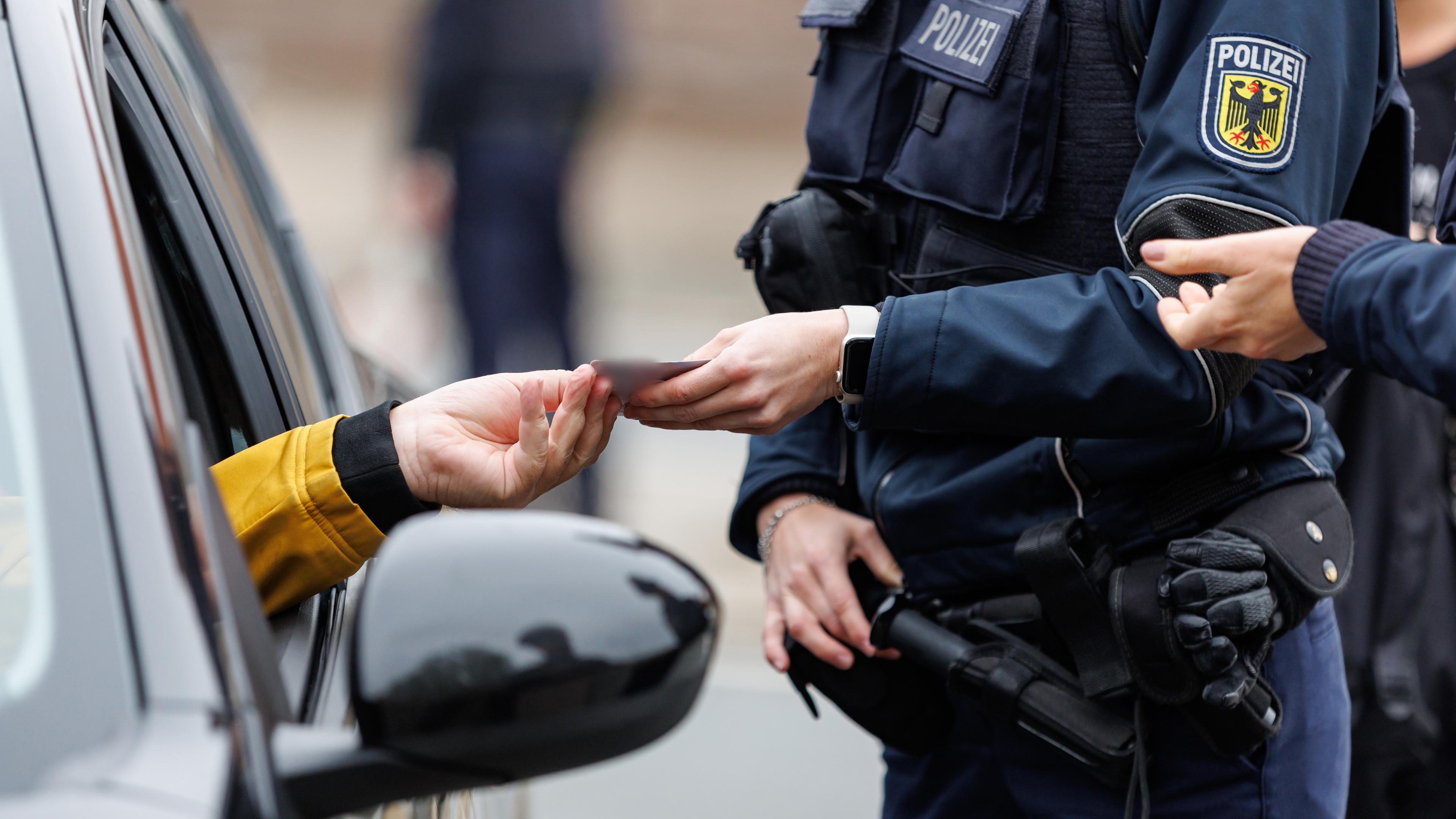Die Bundespolizei kontrolliert den Einreiseverkehr am deutsch-tschechischen Grenzübergang Furth im Wald 