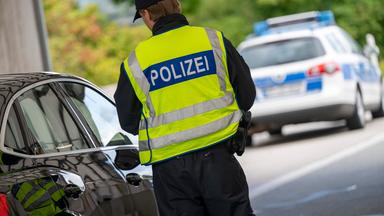 Polizist bei der Granzkontrolle.