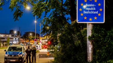 15.09.2024, Kehl: Deutsche Polizeibeamte stehen an der Grenze zwischen Deutschland und Frankreich.