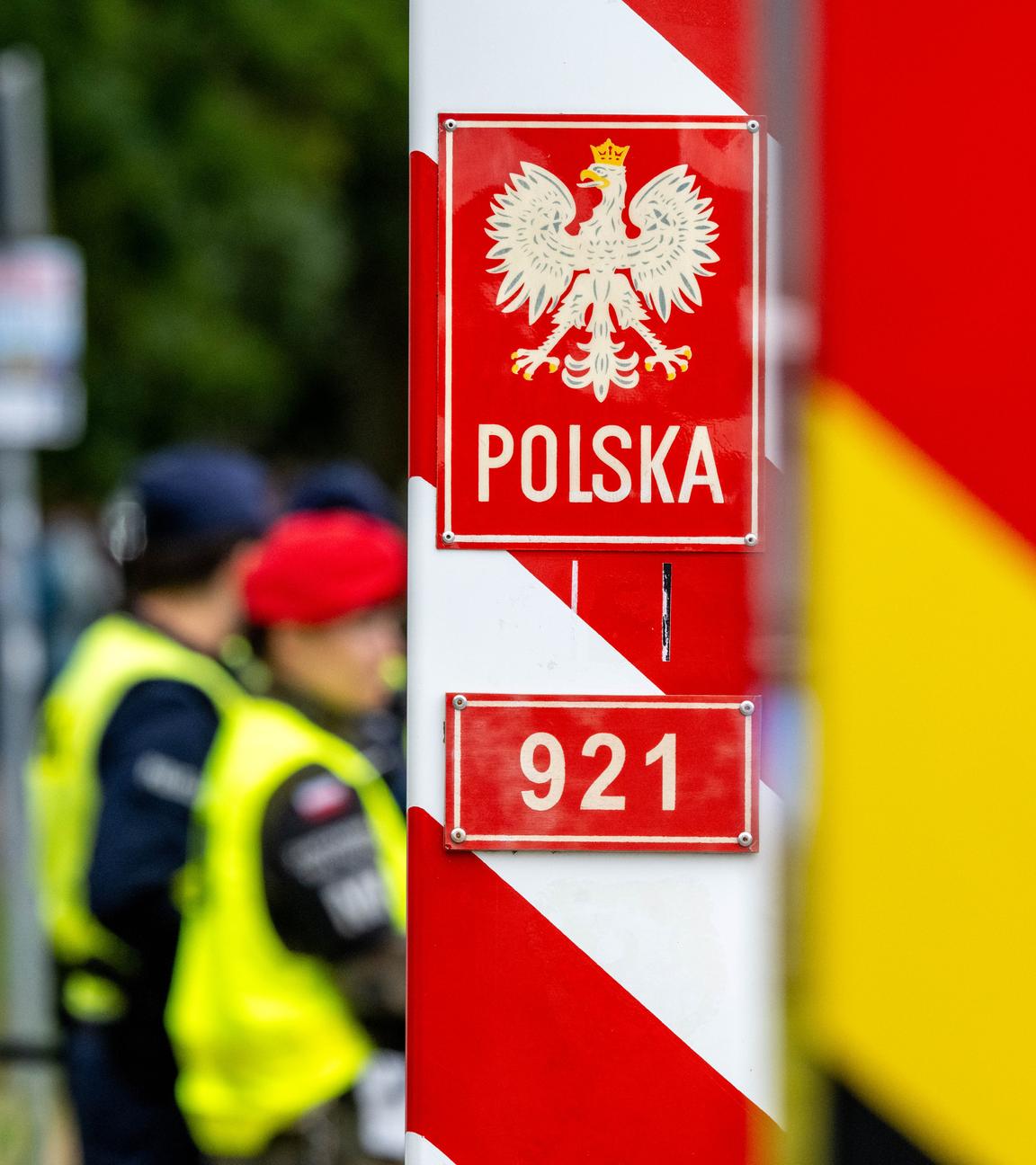 Polnische Grenzschützer stehen auf der polnischen Seite am Grenzübergang Ahlbeck und warten auf Reisende. 