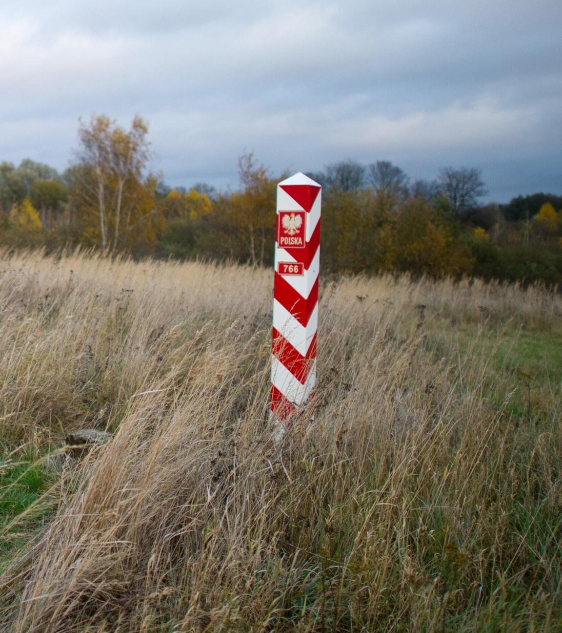 Ein deutscher und ein polnischer Grenzpfeiler, aufgenommen am 07.11.2012 in der nordöstlichen Uckermark nahe dem Dorf Rosow (Brandenburg). Das Amt Gartz an der Oder zieht seit mehreren Jahren zahlreiche Polen an. Von den rund 7000 Einwohnern sind etwa 500 aus dem Nachbarland in die Gegend in der Uckermark gekommen.