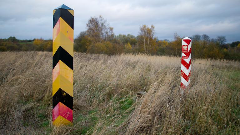 Ein deutscher und ein polnischer Grenzpfeiler, aufgenommen am 07.11.2012 in der nordöstlichen Uckermark nahe dem Dorf Rosow (Brandenburg). Das Amt Gartz an der Oder zieht seit mehreren Jahren zahlreiche Polen an. Von den rund 7000 Einwohnern sind etwa 500 aus dem Nachbarland in die Gegend in der Uckermark gekommen.