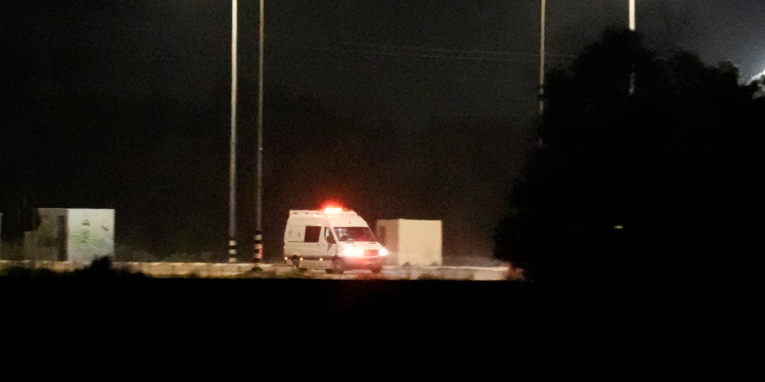 Archivbild:  Ein israelischer Krankenwagen verlässt den Grenzübergang Kerem Shalom zwischen Israel und dem Gazastreifen. 