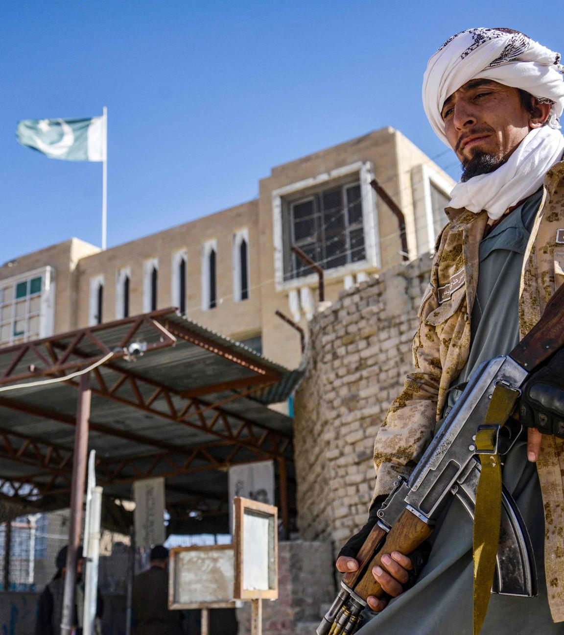 Ein bewaffneter Sicherheitsbeamter der Taliban steht am 12. Oktober 2025 Wache in der Nähe des geschlossenen Tors des Grenzübergangs zwischen Afghanistan und Pakistan im Distrikt Spin Boldak in der Provinz Kandahar. 