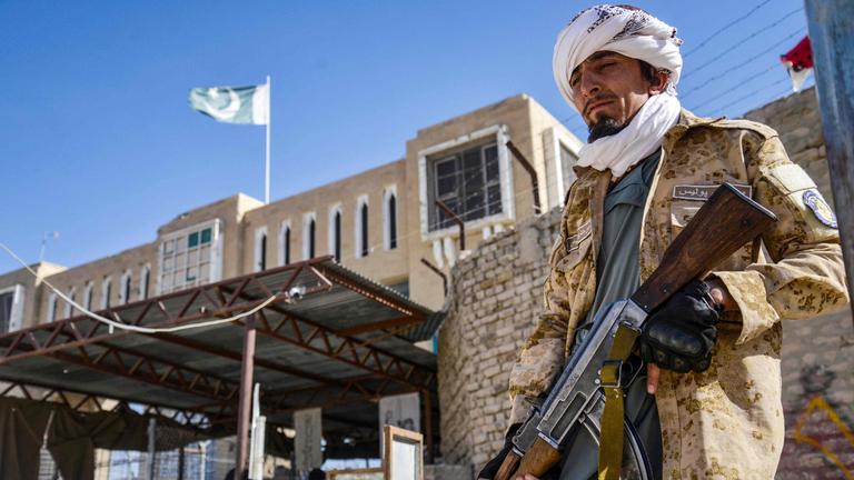 Ein bewaffneter Sicherheitsbeamter der Taliban steht am 12. Oktober 2025 Wache in der Nähe des geschlossenen Tors des Grenzübergangs zwischen Afghanistan und Pakistan im Distrikt Spin Boldak in der Provinz Kandahar. 
