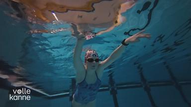 Mädchen im Wasser am Schwimmen