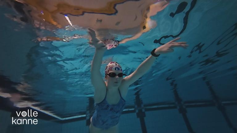 Mädchen im Wasser am Schwimmen