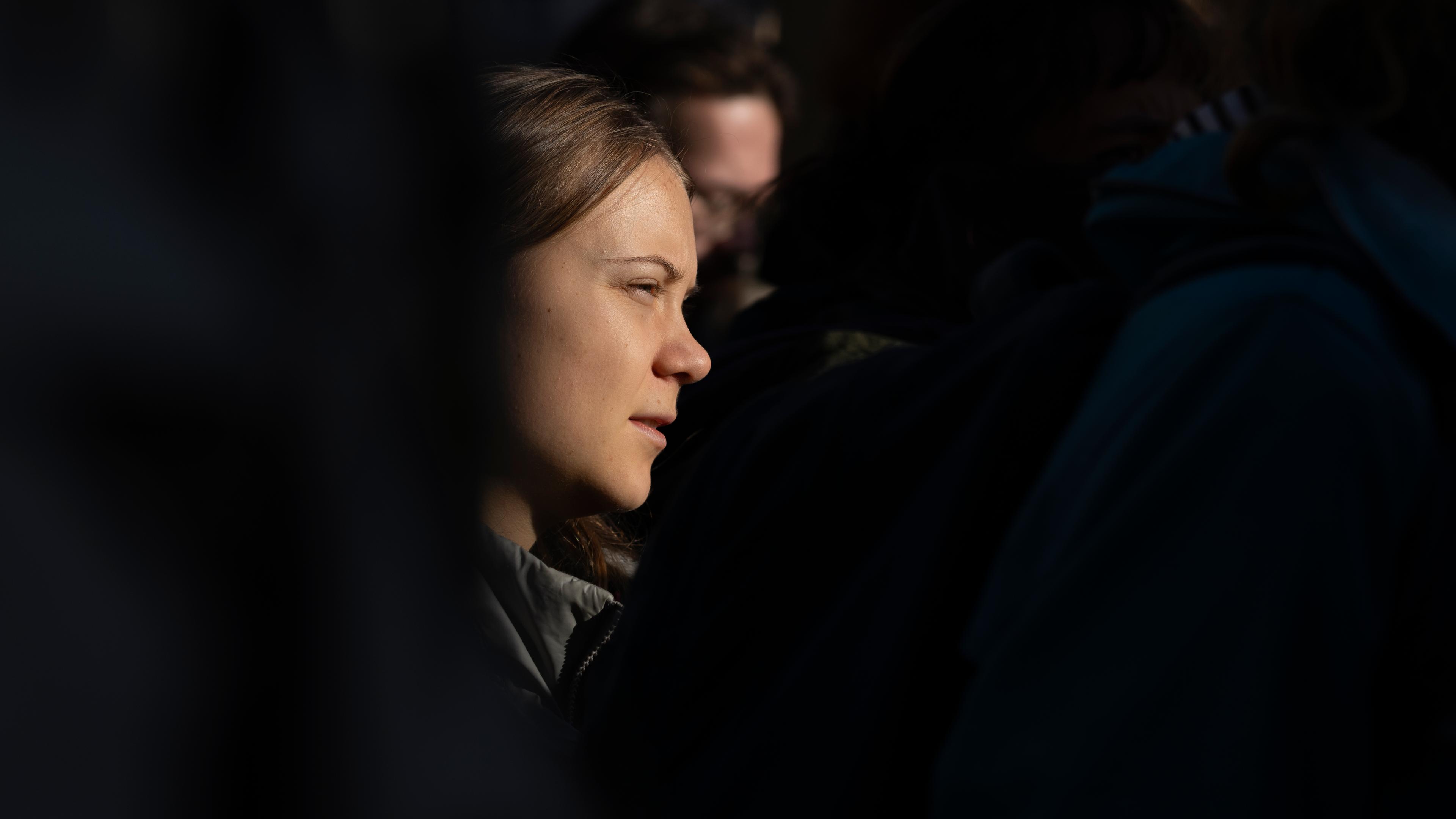 Greta Thunberg geht mit Zehntausenden von Menschen, die am Sonntag, dem 12.11.2023, durch Amsterdam marschierten, um mehr Maßnahmen zur Bekämpfung des Klimawandels zu fordern.