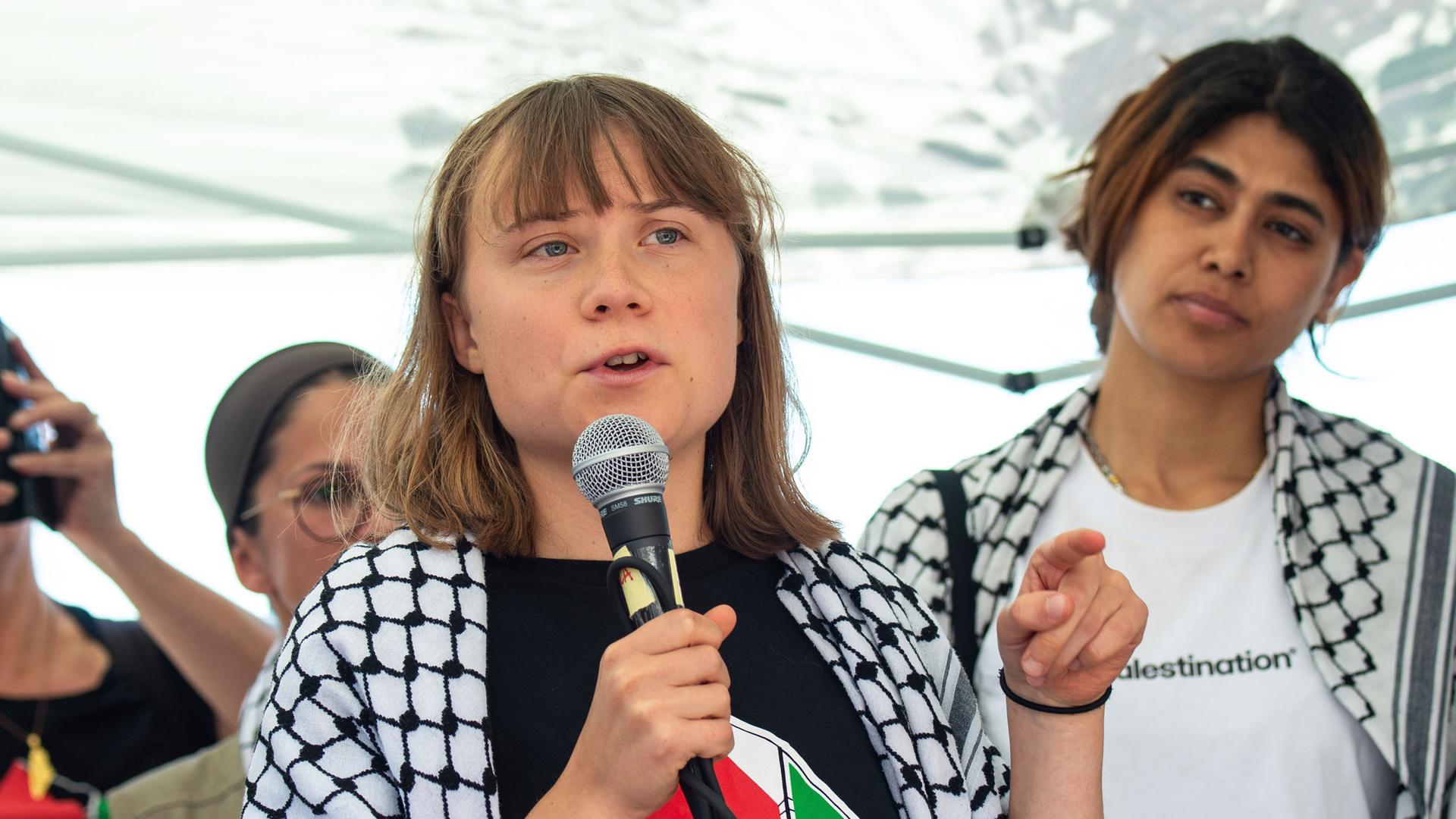 (Archivfoto) Die Klimaaktivistin Greta Thunberg und andere Aktivisten einer Menschenrechtsorganisation treffen sich vor ihrer Abreise in den Nahen Osten mit Journalisten in Catania, Italien