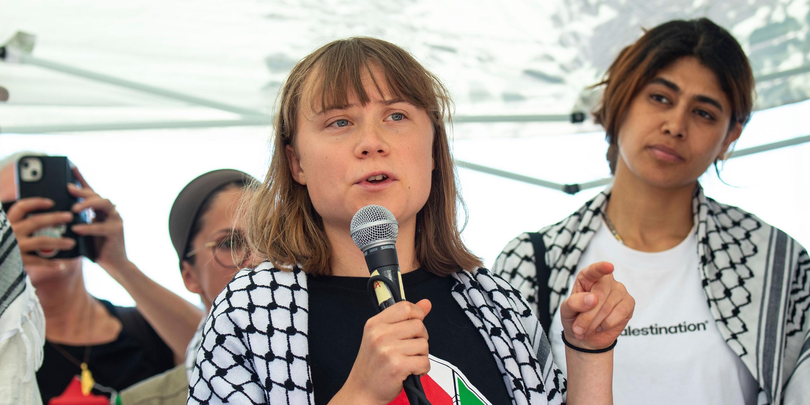 (Archivfoto) Die Klimaaktivistin Greta Thunberg und andere Aktivisten einer Menschenrechtsorganisation treffen sich vor ihrer Abreise in den Nahen Osten mit Journalisten in Catania, Italien