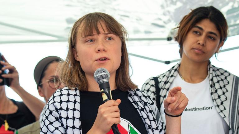 (Archivfoto) Die Klimaaktivistin Greta Thunberg und andere Aktivisten einer Menschenrechtsorganisation treffen sich vor ihrer Abreise in den Nahen Osten mit Journalisten in Catania, Italien