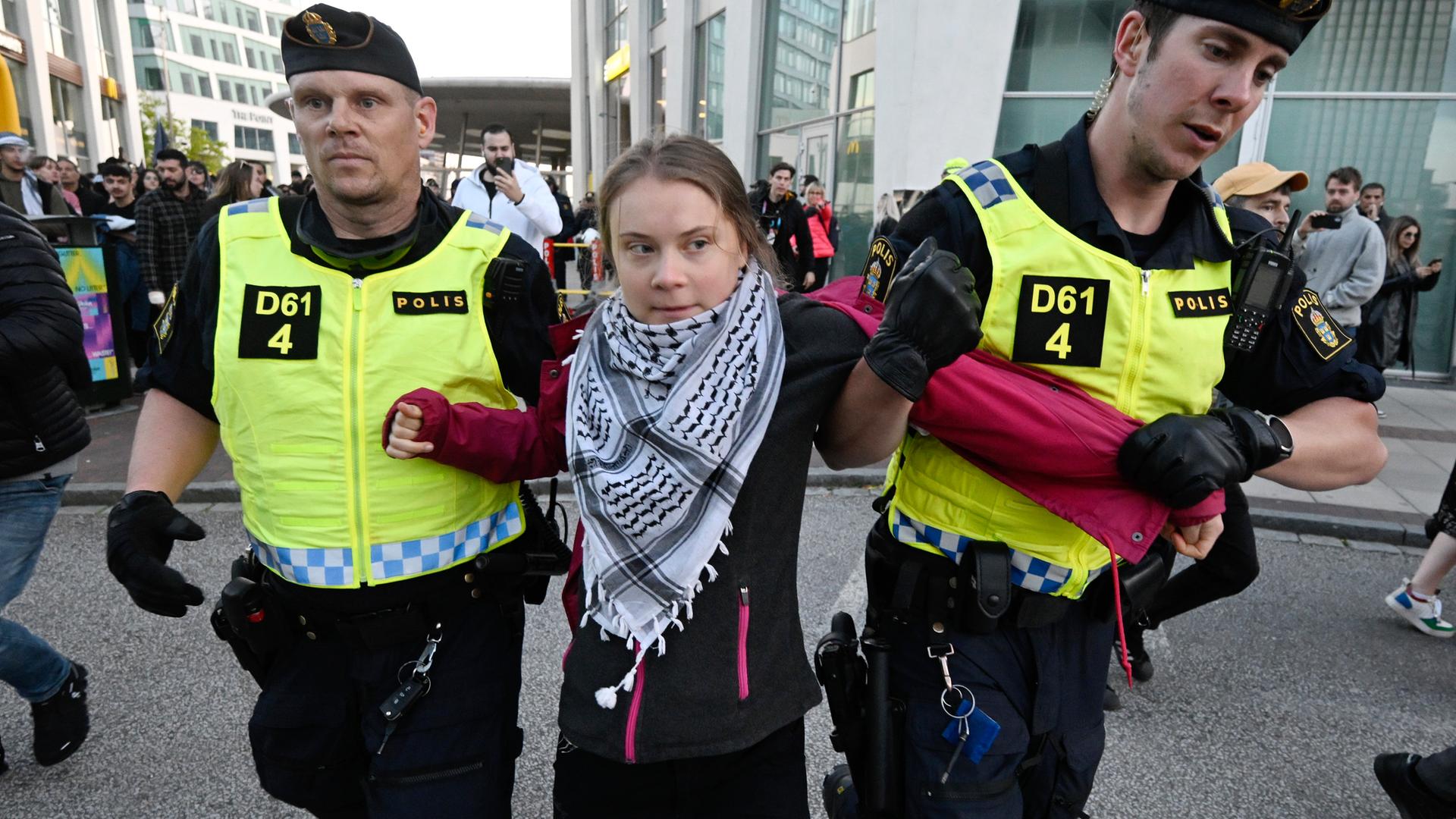 Klimaschutzaktivistin Greta Thunberg wird bei einem Protest in Malmö von Polizisten abgeführt.