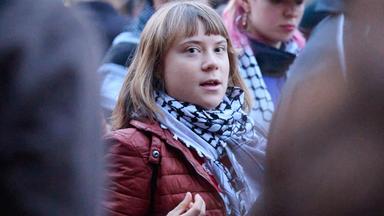 Greta Thunberg (Mitte) nimmt zum Jahrestag des Terrorangriffs der Hamas an einer propalästinensische und antiisraelische Demonstration.