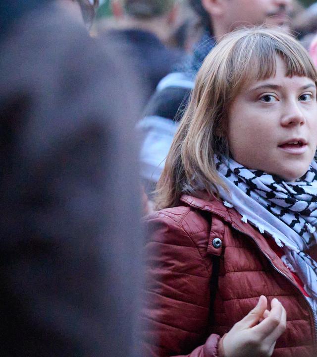 Greta Thunberg (Mitte) nimmt zum Jahrestag des Terrorangriffs der Hamas an einer propalästinensische und antiisraelische Demonstration.