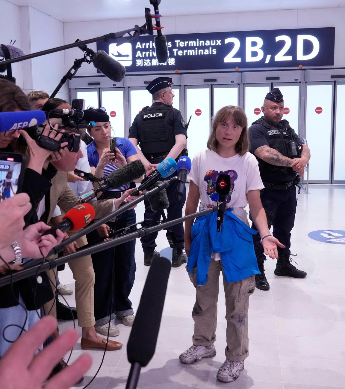 Die Aktivistin Greta Thunberg kommt aus Israel am Flughafen Charles de Gaulle in Paris an