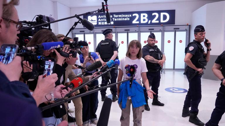 Die Aktivistin Greta Thunberg kommt aus Israel am Flughafen Charles de Gaulle in Paris an