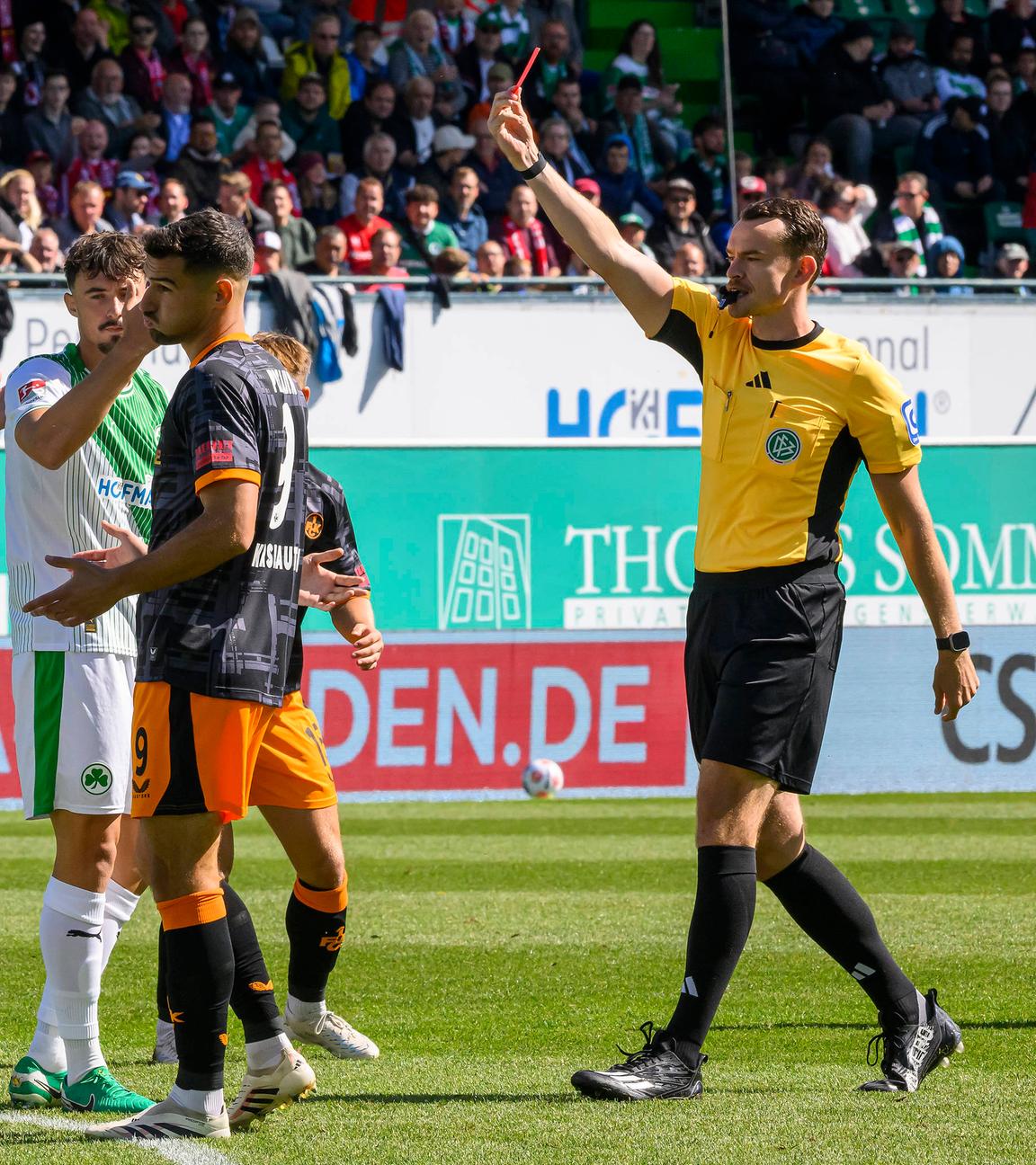 Richard Hempel (Schiedsrichter ) zeigt Noah König (17, SpVgg Greuther Fürth ) rote Karte.