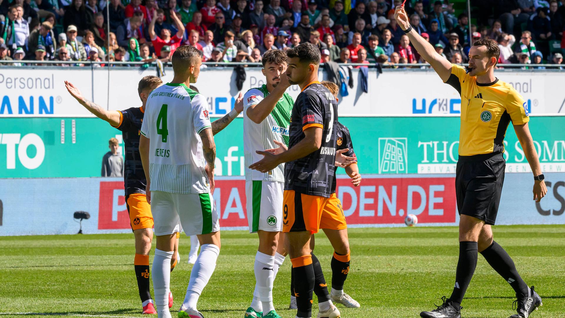 Richard Hempel (Schiedsrichter ) zeigt Noah König (17, SpVgg Greuther Fürth ) rote Karte.