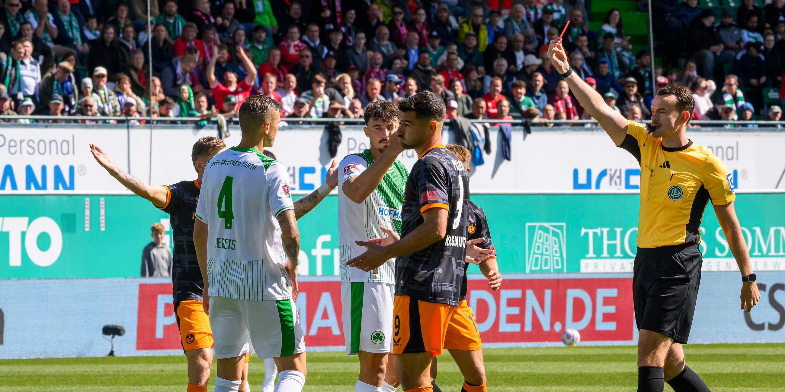 Richard Hempel (Schiedsrichter ) zeigt Noah König (17, SpVgg Greuther Fürth ) rote Karte.