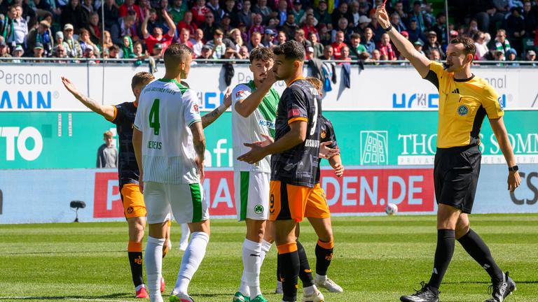 Richard Hempel (Schiedsrichter ) zeigt Noah König (17, SpVgg Greuther Fürth ) rote Karte.