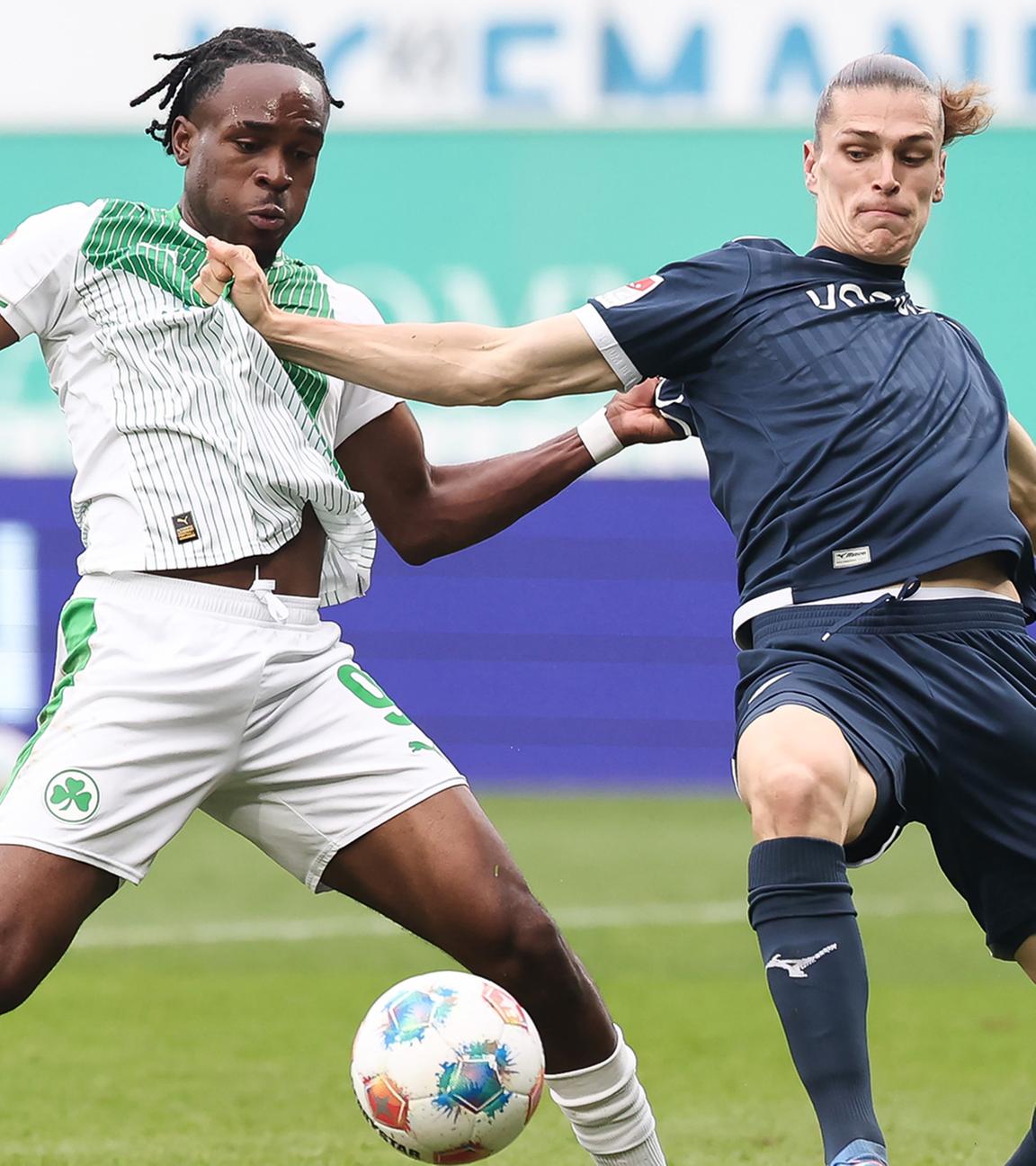SpVgg Greuther Fürth – VfL Bochum im Sportpark Ronhof Thomas Sommer. Noel Futkeu von Greuther Fürth (l.) und Noah Loosli vom VfL Bochum kämpfen um den Ball. 