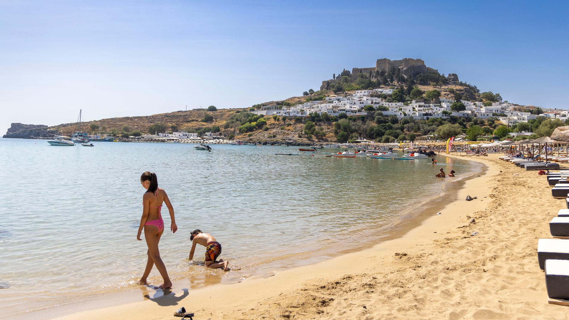 Touristen am Strand in Lindos